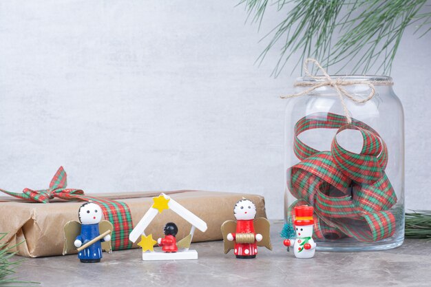 Jouets de Noël avec pot, cadeau et arc.
