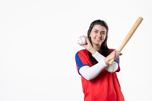 Joueur de baseball féminin vue de face avec batte et balle