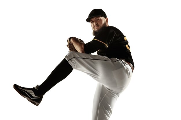 Joueur de baseball, lanceur dans un uniforme noir pratiquant et entraînement isolé sur fond blanc.