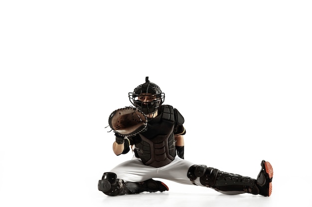 Photo gratuite joueur de baseball, lanceur dans un uniforme noir pratiquant et entraînement isolé sur fond blanc.