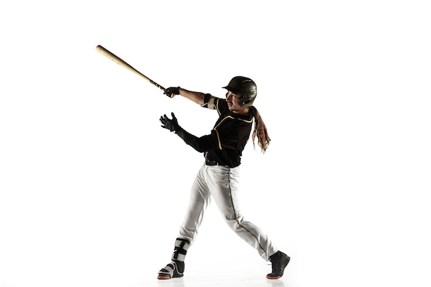 Joueur de baseball, lanceur en uniforme noir pratiquant et s'entraînant isolé sur fond blanc.