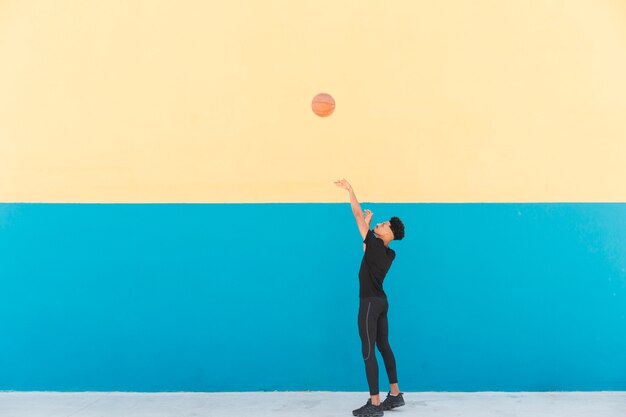 Joueur de baskeball ethnique lancer une balle