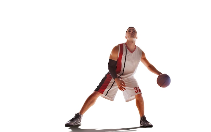 Photo gratuit un joueur de basket-ball en action au coucher du soleil