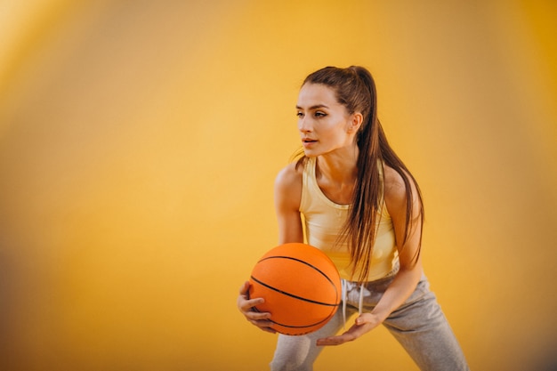 Photo gratuite joueur de basket-ball de jeune femme isolé