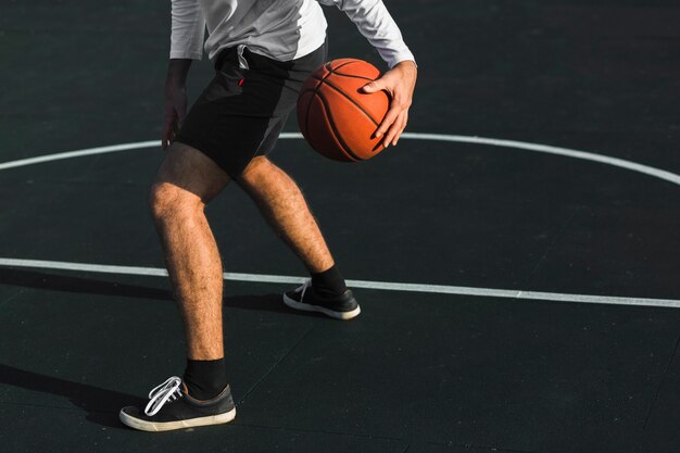 Joueur de basket-ball jouant sur le court