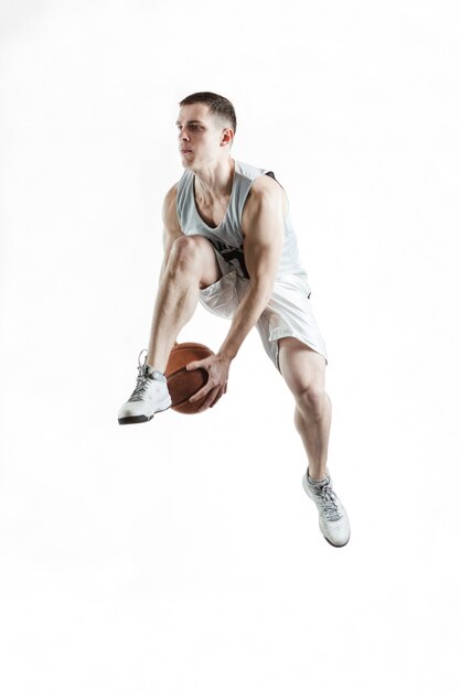 joueur de basket-ball en passant le ballon entre ses jambes