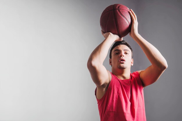 Joueur de basket-ball sur le point de lancer