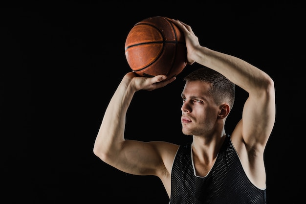 Un joueur de basket-ball prêt à lancer la balle.
