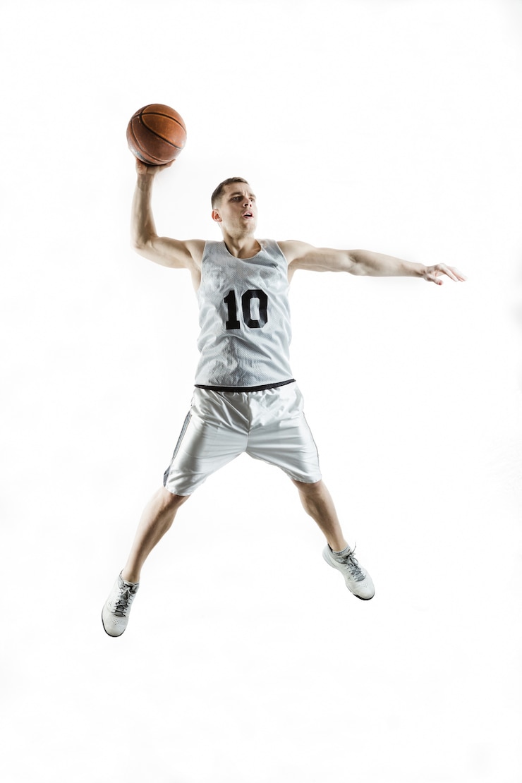 Photo gratuit joueur de basket-ball sautant avec la balle à la main