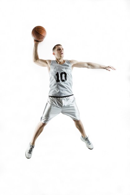 joueur de basket-ball sautant avec le ballon en main