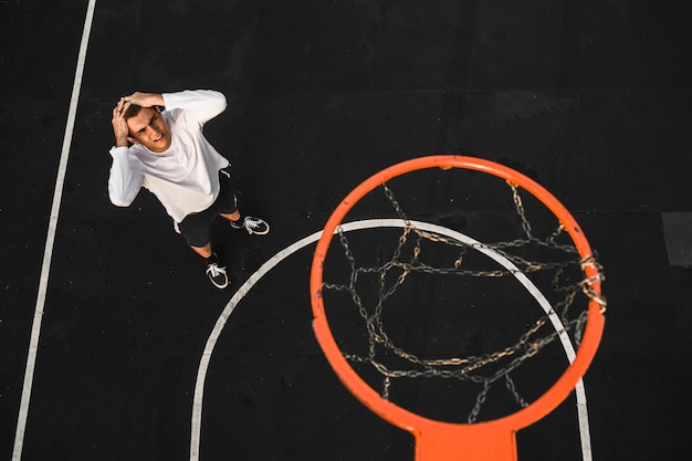 Un joueur de basket déçu manque un cerceau