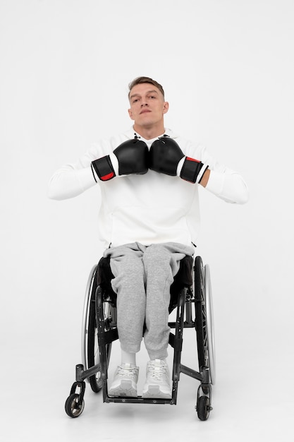 Photo gratuite joueur de boxe handicapé en fauteuil roulant