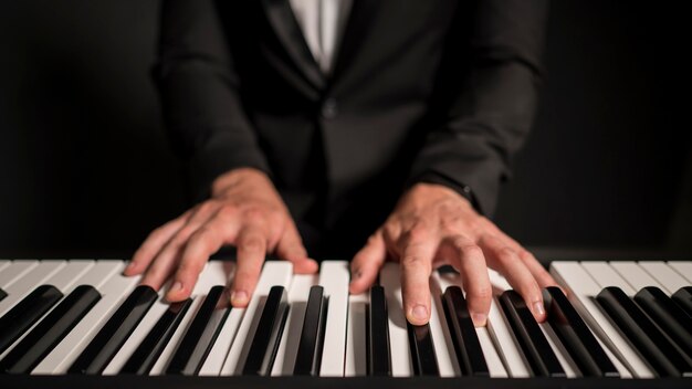 Joueur de clavier professionnel vue de face en gros plan