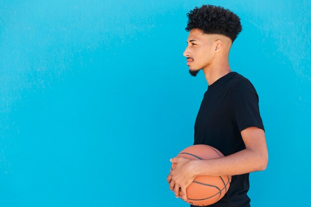 Joueur ethnique ciblé avec basket