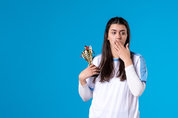 Joueur féminin vue de face avec tasse