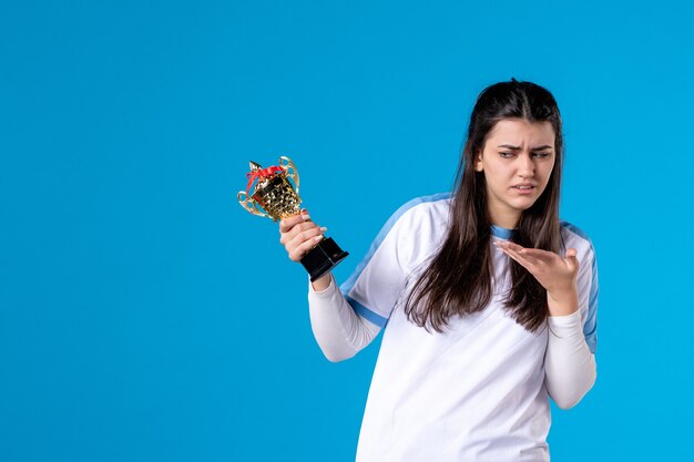 Joueur féminin vue de face avec tasse