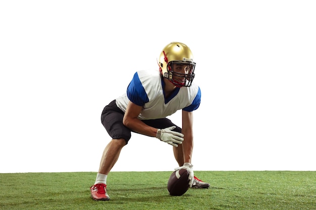 Joueur de football américain en action isolé sur fond blanc studio