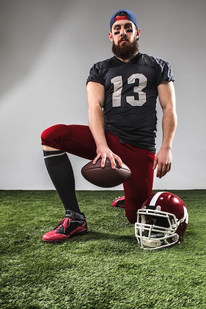 Photo gratuite le joueur de football américain avec ballon