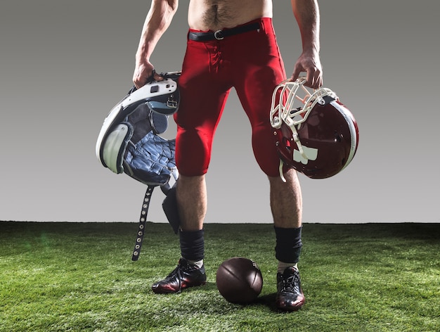 Photo gratuite le joueur de football américain avec ballon