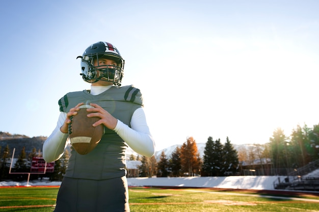 Joueur de football américain en formation uniforme sur le terrain