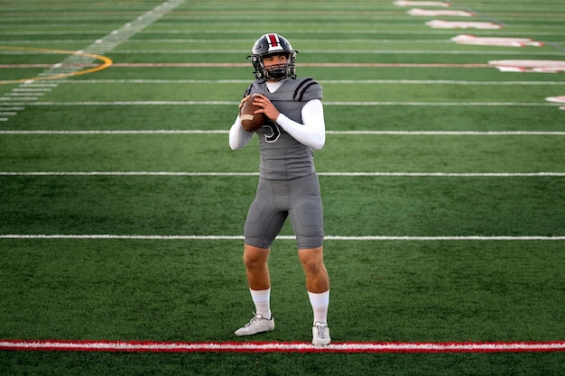 Joueur de football américain en uniforme sur le terrain