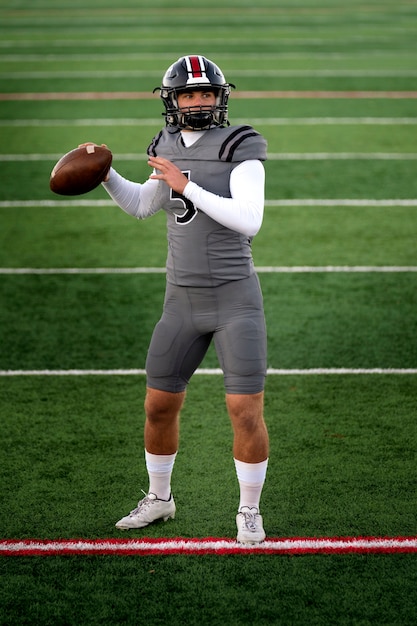 Photo gratuite joueur de football américain en uniforme sur le terrain