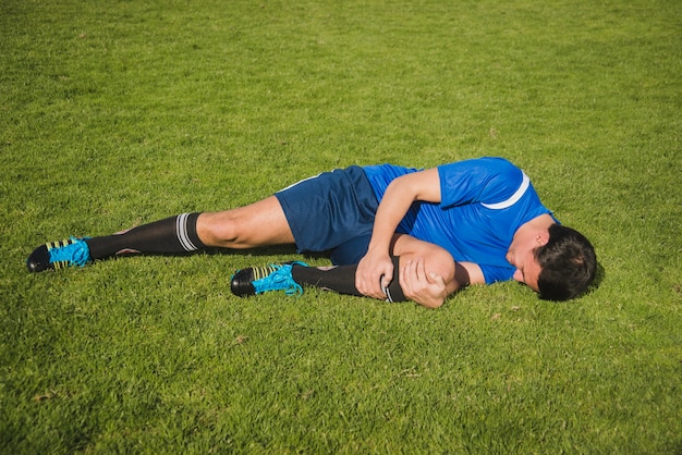 Joueur de football blessé souffrant