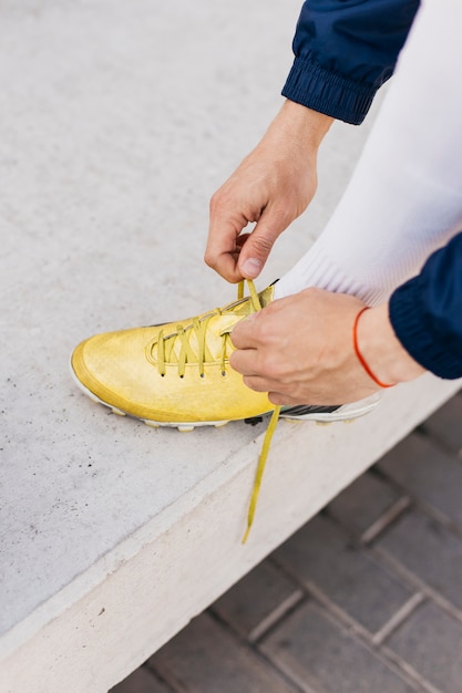 Joueur de football avec des chaussures jaunes