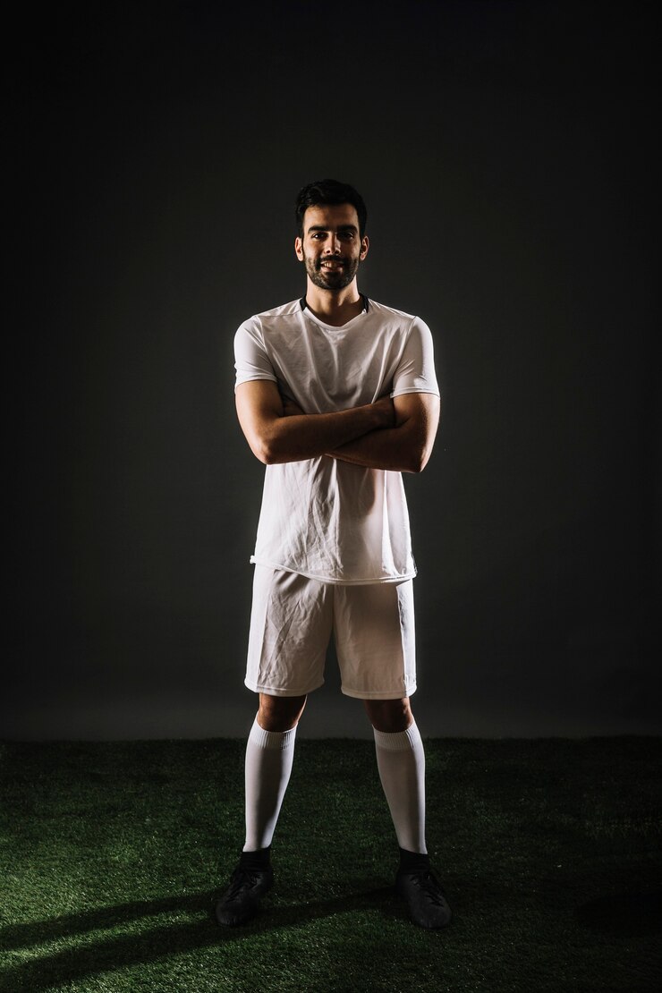 Photo gratuit joueur de football confiant regardant la caméra