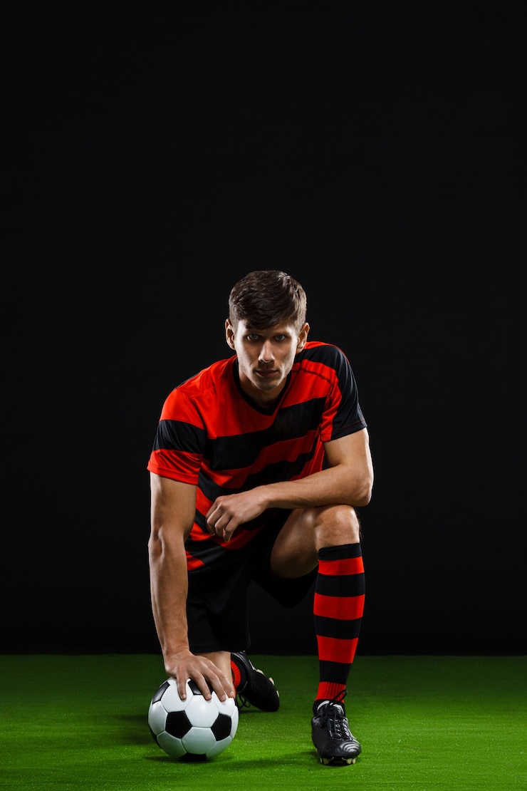 Photo gratuit joueur football, donner coup pied balle, jouer football