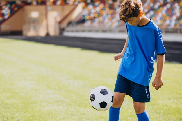 Photo gratuite joueur de football jouant sur le terrain