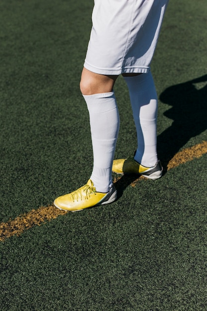 Joueur de football sur la ligne jaune