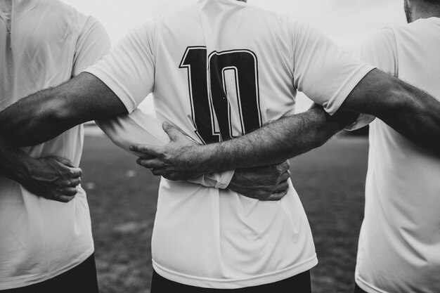 Joueur de football portant le maillot numéro 10