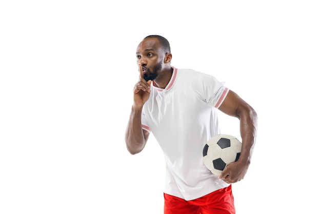 Joueur de football professionnel isolé sur le mur du studio blanc