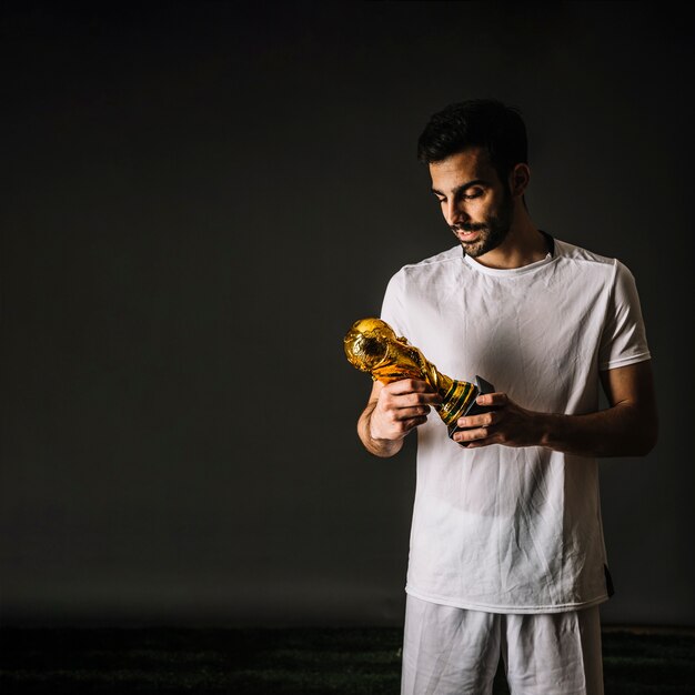 Joueur de football avec le trophée de la FIFA