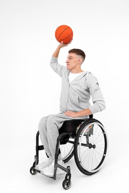 Photo gratuite joueur masculin de basket-ball handicapé