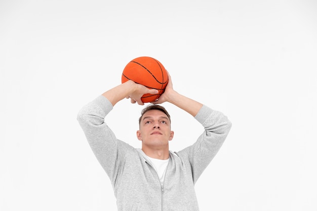 Photo gratuite joueur masculin de basket-ball handicapé