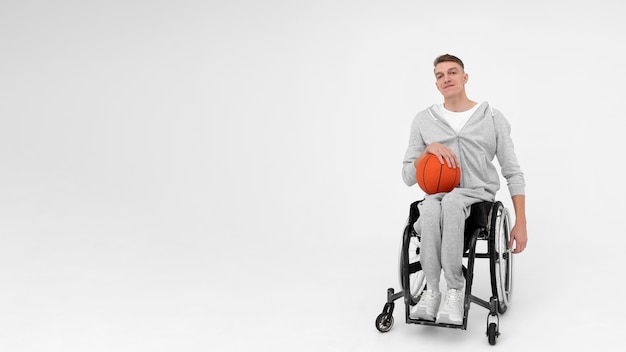 Photo gratuite joueur masculin de basket-ball handicapé