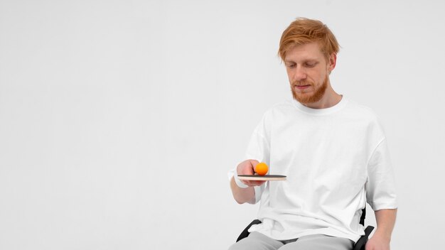 Joueur de ping-pong handicapé en fauteuil roulant