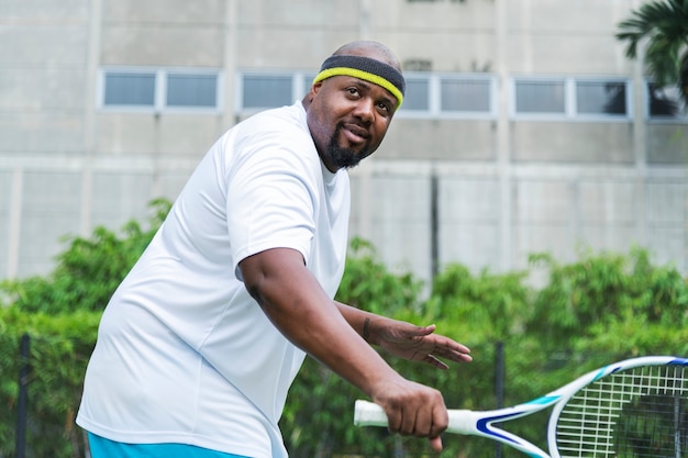 Joueur prêt à frapper une balle de tennis