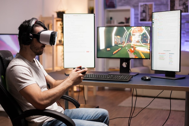 Joueur professionnel portant un casque de réalité virtuelle tout en jouant à des jeux de tir en streaming.