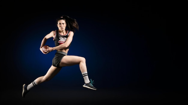 Joueur de rugby féminin en tenue de sport