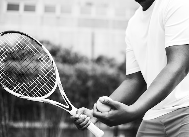 Joueur se préparant pour un service au tennis