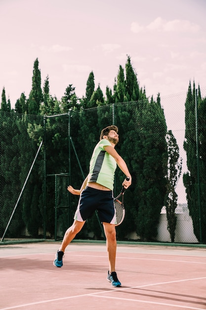 Photo gratuite joueur de tennis au service