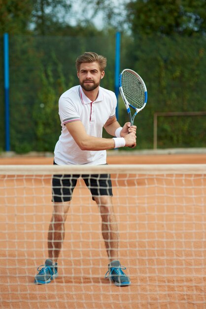 Le joueur de tennis est prêt pour la réponse