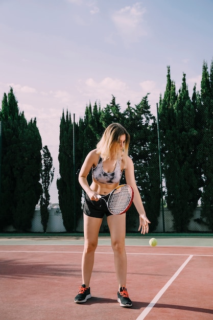 Joueur de tennis féminin avec raquette et balle