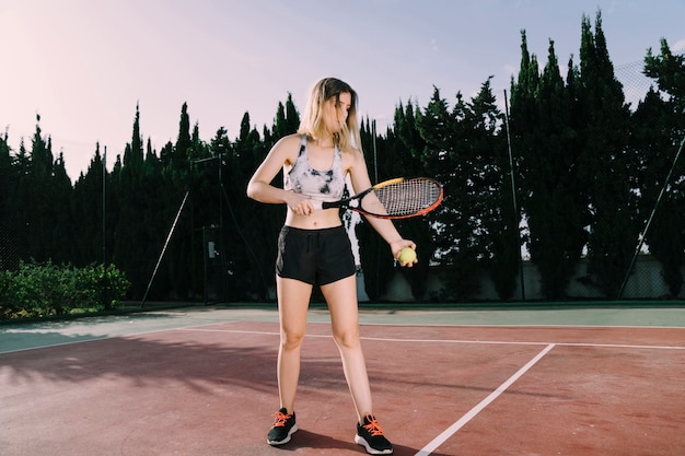 Joueur de tennis féminin avec raquette