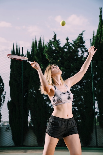 Joueur de tennis féminin servant