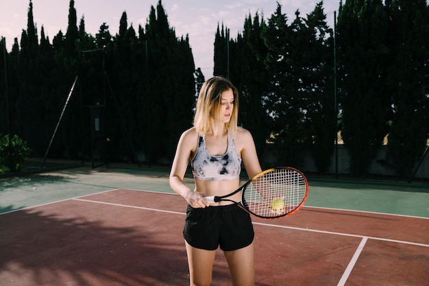 Joueur de tennis féminin sur le terrain de tennis