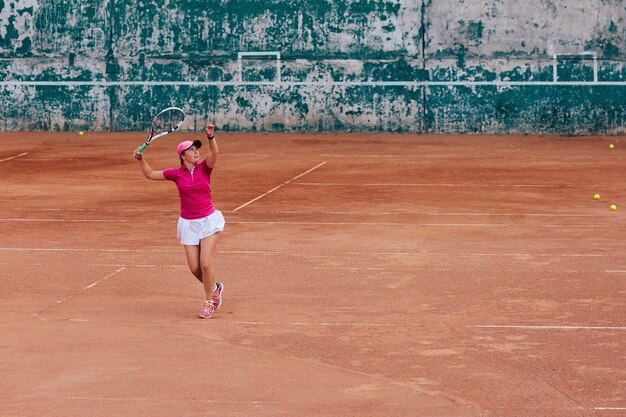 Joueur de tennis. Femme sportive active jouant au tennis, prête à recevoir une balle